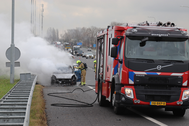 Auto brandt uit op de A59 (Maasroute) Waalwijk