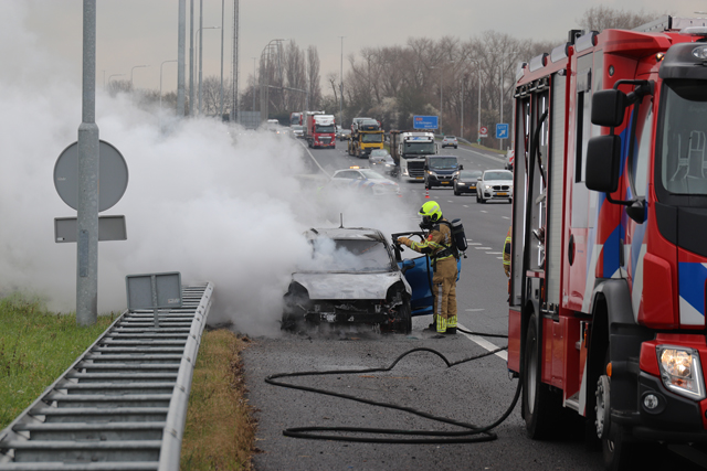 Auto brandt uit op de A59 (Maasroute) Waalwijk