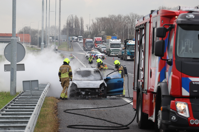 Auto brandt uit op de A59 (Maasroute) Waalwijk