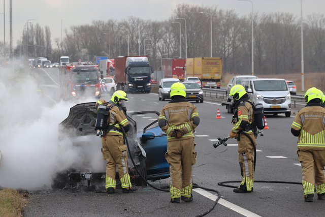 Auto brandt uit op de A59 (Maasroute) Waalwijk