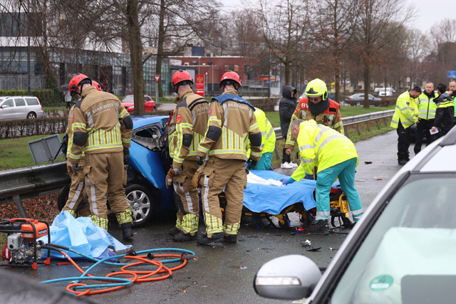 Ravage na ongeval tussen drie auto’s op de A59 (Maasroute) Waalwijk