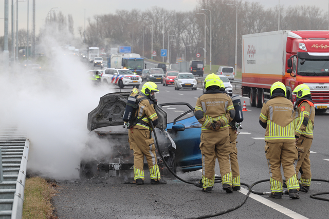 Auto brandt uit op de A59 (Maasroute) Waalwijk