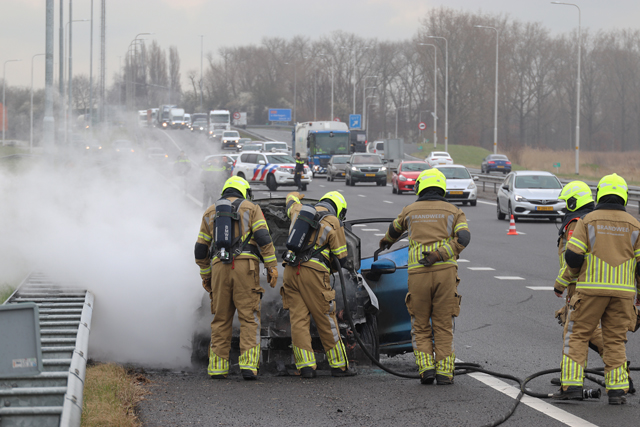 Auto brandt uit op de A59 (Maasroute) Waalwijk