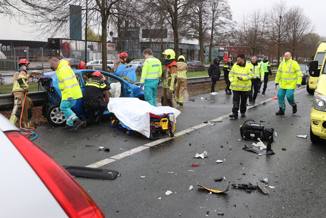 Ravage na ongeval tussen drie auto’s op de A59 (Maasroute) Waalwijk