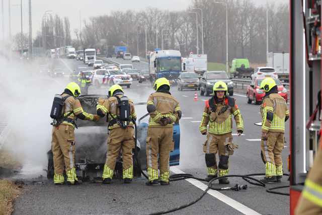 Auto brandt uit op de A59 (Maasroute) Waalwijk