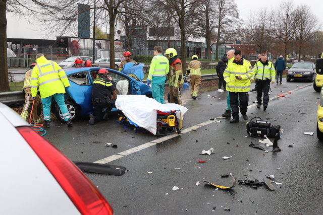 Ravage na ongeval tussen drie auto’s op de A59 (Maasroute) Waalwijk