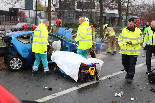 Ravage na ongeval tussen drie auto’s op de A59 (Maasroute) Waalwijk