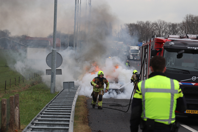 Auto brandt uit op de A59 (Maasroute) Waalwijk