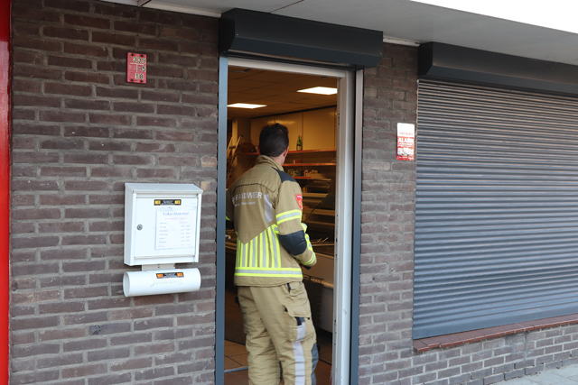 Brand in plafond bij winkel Toko Makmur aan de Grotestraat Waalwijk