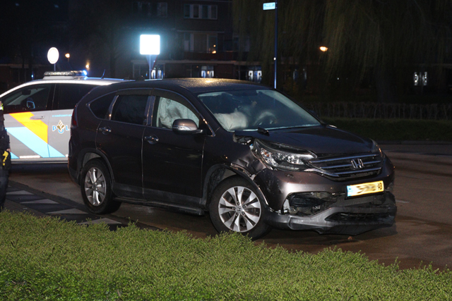 Twee auto’s botsen op kruising aan de Groen van Prinstererlaan Waalwijk