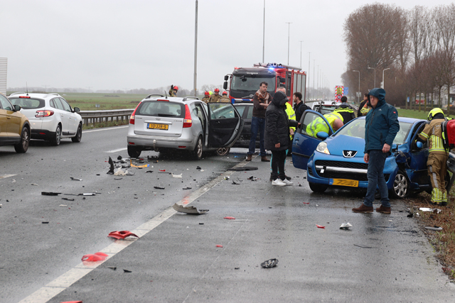 Ravage na ongeval tussen drie auto’s op de A59 (Maasroute) Waalwijk
