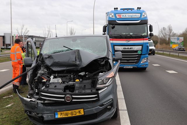 Bestelbus botst achterop vrachtwagen op de Midden-Brabantweg Waalwijk