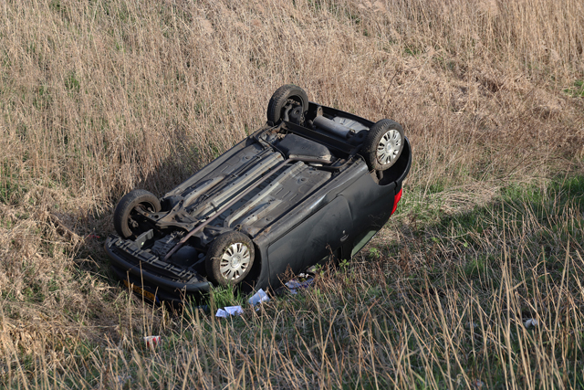 Dronken bestuurder slaat over de kop met auto aan de Midden-Brabantweg Waalwijk