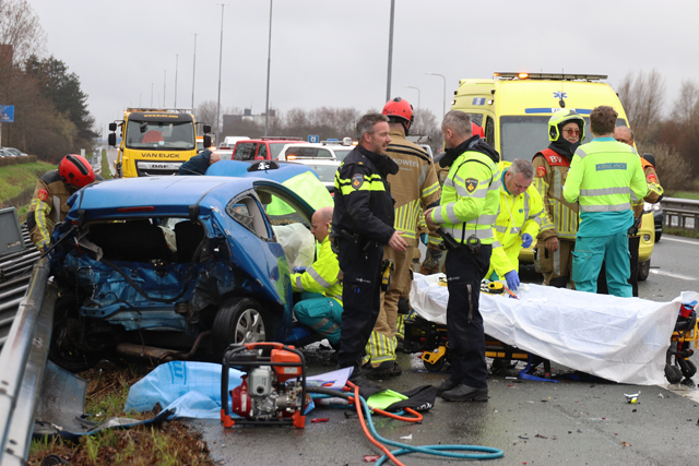 Ravage na ongeval tussen drie auto’s op de A59 (Maasroute) Waalwijk