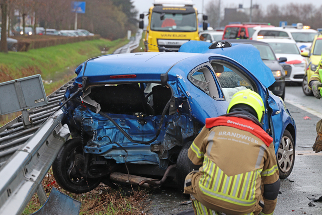 Ravage na ongeval tussen drie auto’s op de A59 (Maasroute) Waalwijk