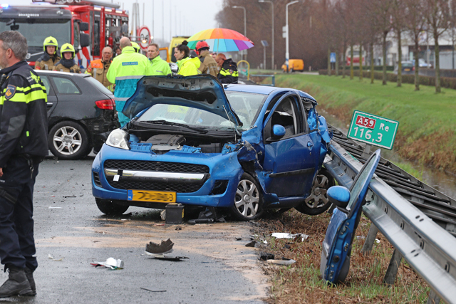 Ravage na ongeval tussen drie auto’s op de A59 (Maasroute) Waalwijk