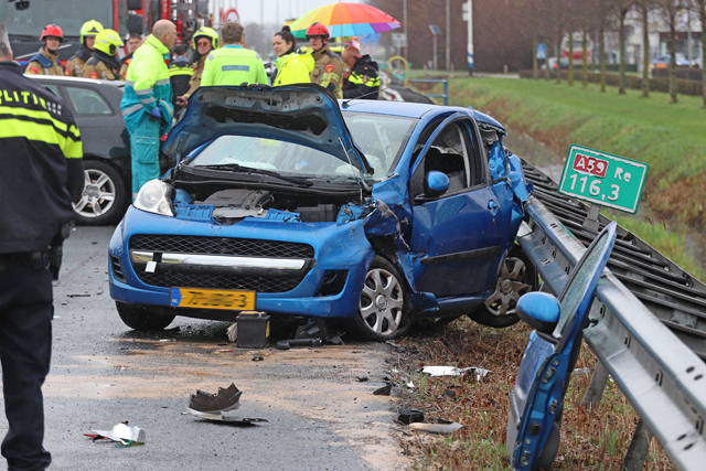 Ravage na ongeval tussen drie auto’s op de A59 (Maasroute) Waalwijk