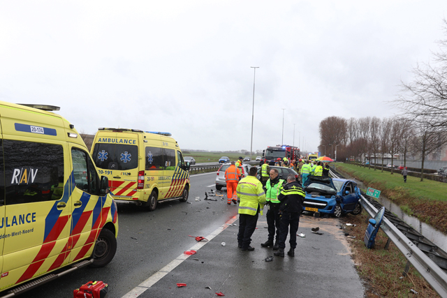 Ravage na ongeval tussen drie auto’s op de A59 (Maasroute) Waalwijk