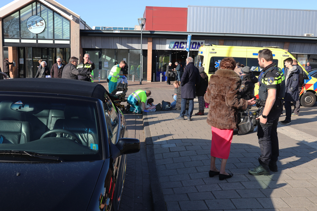 Vrouw op fiets aangereden door automobilist op parkeerplaats winkelcentrum De Els Waalwijk