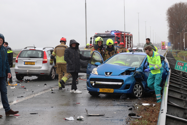 Ravage na ongeval tussen drie auto’s op de A59 (Maasroute) Waalwijk