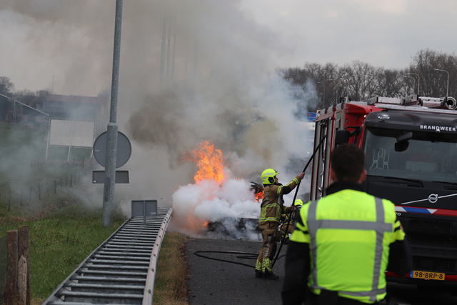 Auto brandt uit op de A59 (Maasroute) Waalwijk