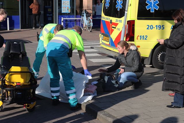 Vrouw op fiets aangereden door automobilist op parkeerplaats winkelcentrum De Els Waalwijk