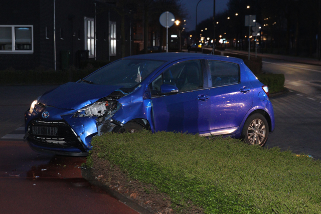 Twee auto’s botsen op kruising aan de Groen van Prinstererlaan Waalwijk