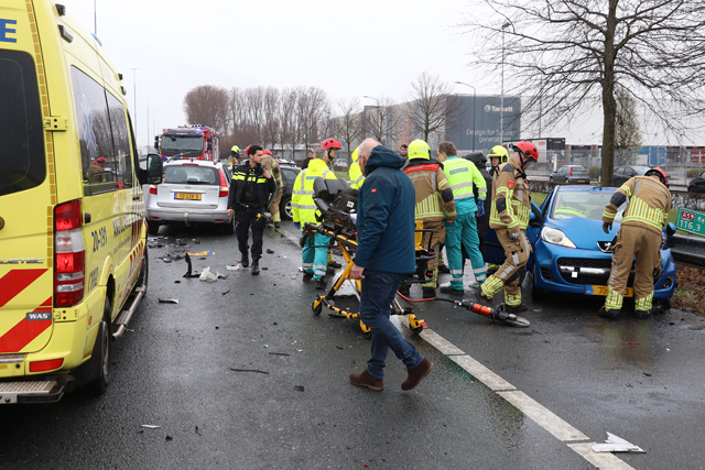 Ravage na ongeval tussen drie auto’s op de A59 (Maasroute) Waalwijk