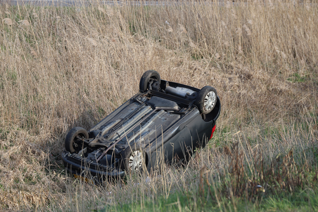 Dronken bestuurder slaat over de kop met auto aan de Midden-Brabantweg Waalwijk
