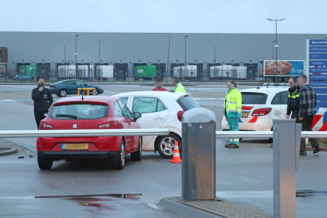 Twee auto’s botsen op elkaar op parkeerterrein aan de Mechie Trommelenweg Waalwijk