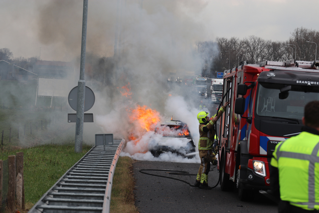 Auto brandt uit op de A59 (Maasroute) Waalwijk