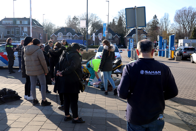 Vrouw op fiets aangereden door automobilist op parkeerplaats winkelcentrum De Els Waalwijk