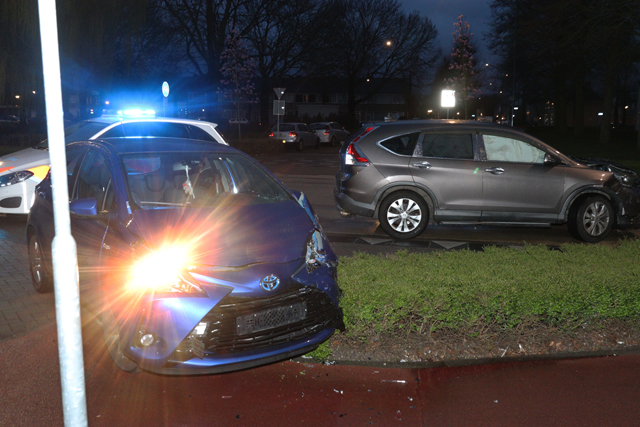 Twee auto’s botsen op kruising aan de Groen van Prinstererlaan Waalwijk