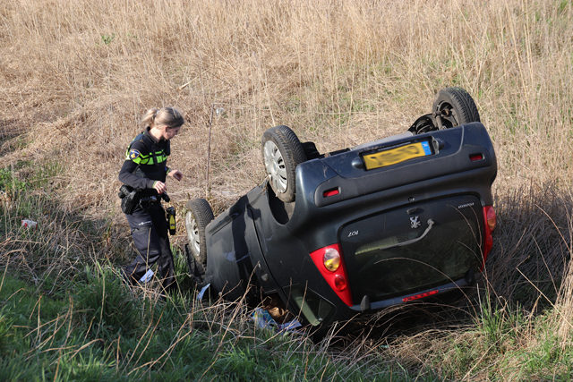 Dronken bestuurder slaat over de kop met auto aan de Midden-Brabantweg Waalwijk