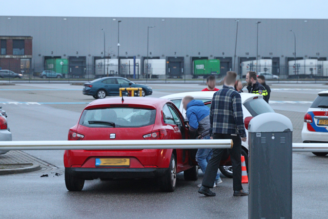 Twee auto’s botsen op elkaar op parkeerterrein aan de Mechie Trommelenweg Waalwijk
