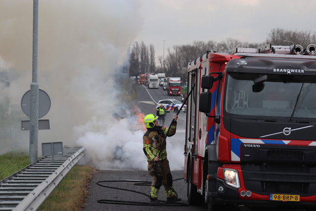 Auto brandt uit op de A59 (Maasroute) Waalwijk