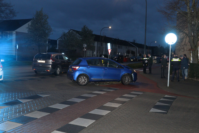 Twee auto’s botsen op kruising aan de Groen van Prinstererlaan Waalwijk
