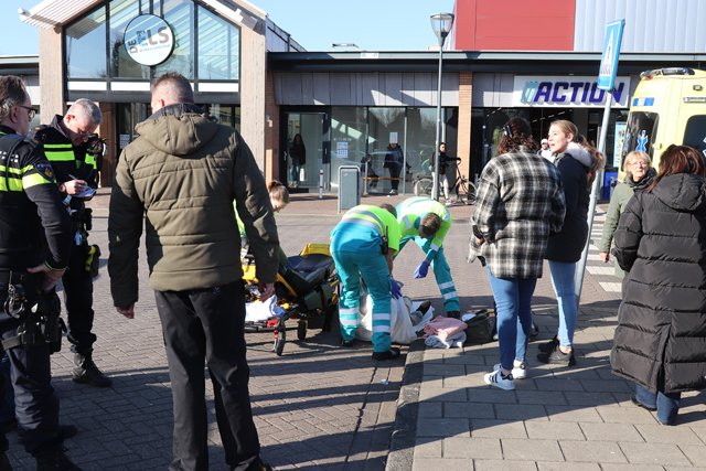Vrouw op fiets aangereden door automobilist op parkeerplaats winkelcentrum De Els Waalwijk