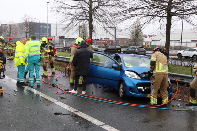 Ravage na ongeval tussen drie auto’s op de A59 (Maasroute) Waalwijk