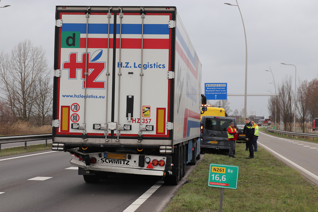 Bestelbus botst achterop vrachtwagen op de Midden-Brabantweg Waalwijk