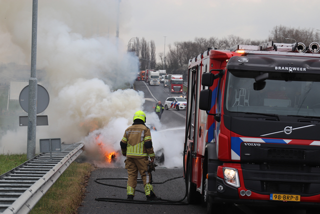 Auto brandt uit op de A59 (Maasroute) Waalwijk