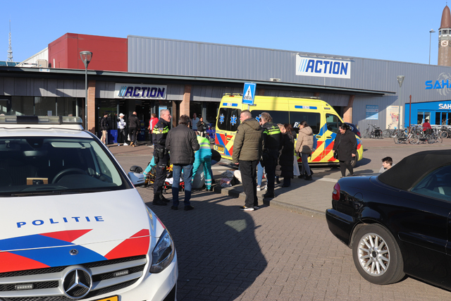 Vrouw op fiets aangereden door automobilist op parkeerplaats winkelcentrum De Els Waalwijk