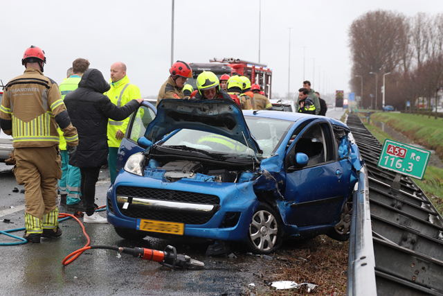 Ravage na ongeval tussen drie auto’s op de A59 (Maasroute) Waalwijk