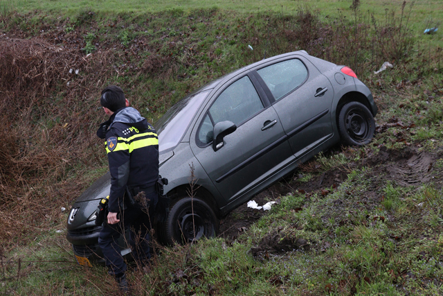 Bestuurder vliegt met auto uit de bocht bij Waalwijk-Oost