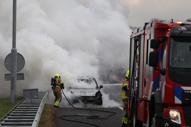 Auto brandt uit op de A59 (Maasroute) Waalwijk