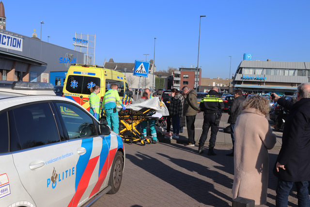 Vrouw op fiets aangereden door automobilist op parkeerplaats winkelcentrum De Els Waalwijk