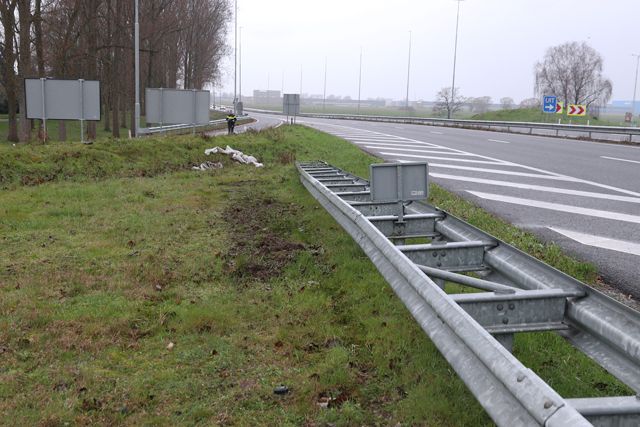 Bestuurder vliegt met auto uit de bocht bij Waalwijk-Oost