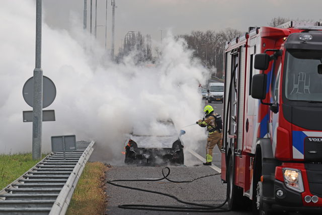Auto brandt uit op de A59 (Maasroute) Waalwijk