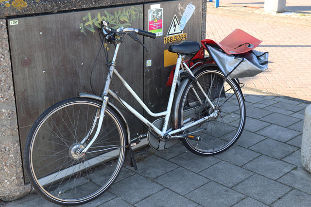 Vrouw op fiets aangereden door automobilist op parkeerplaats winkelcentrum De Els Waalwijk