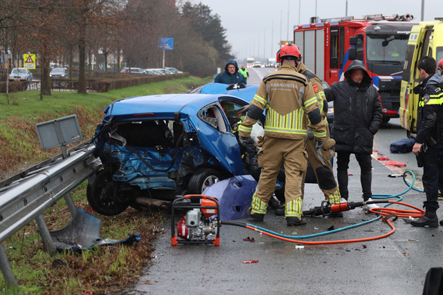 Ravage na ongeval tussen drie auto’s op de A59 (Maasroute) Waalwijk